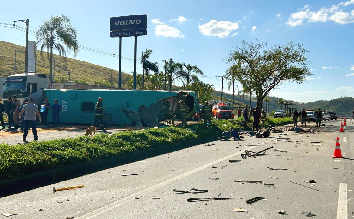 onibus-foi-atingido-apos-parar-para-passageiro-em-acidente-que-deixou-4-mortos-e-31-feridos-na-br-040:-‘pancada-muito-forte’,-diz-vitima onibus-foi-atingido-apos-parar-para-passageiro-em-acidente-que-deixou-4-mortos-e-31-feridos-na-br-040:-‘pancada-muito-forte’,-diz-vitima