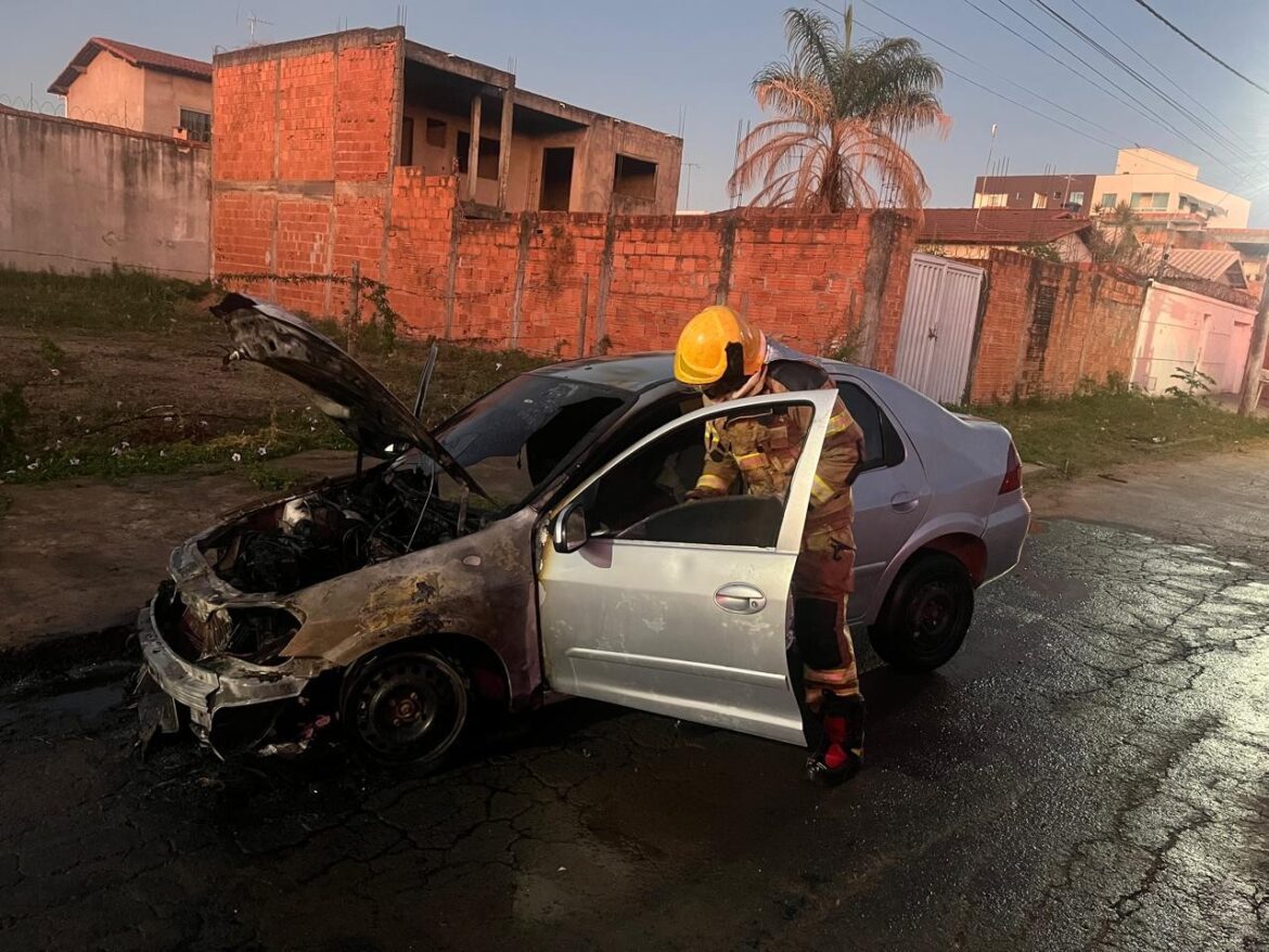 homem-desce-de-moto-e-incendeia-carro-em-rua-de-montes-claros;-video homem-desce-de-moto-e-incendeia-carro-em-rua-de-montes-claros;-video