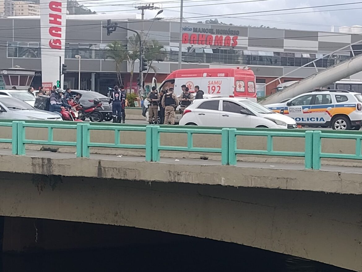 motorista-e-levado-ao-hps-apos-ser-agredido-por-motociclista-em-briga-de-transito-em-juiz-de-fora motorista-e-levado-ao-hps-apos-ser-agredido-por-motociclista-em-briga-de-transito-em-juiz-de-fora