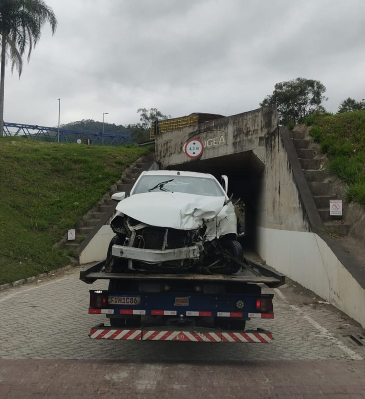 motorista-bate-carro-em-muro-de-concreto-que-separa-pistas-da-br-040-e-fica-gravemente-ferido motorista-bate-carro-em-muro-de-concreto-que-separa-pistas-da-br-040-e-fica-gravemente-ferido