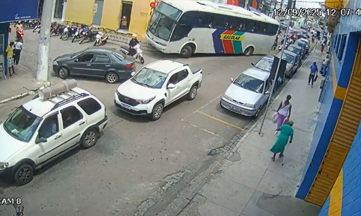 video:-onibus-escolar-invade-calcada-para-desviar-de-motociclista-na-ba video:-onibus-escolar-invade-calcada-para-desviar-de-motociclista-na-ba