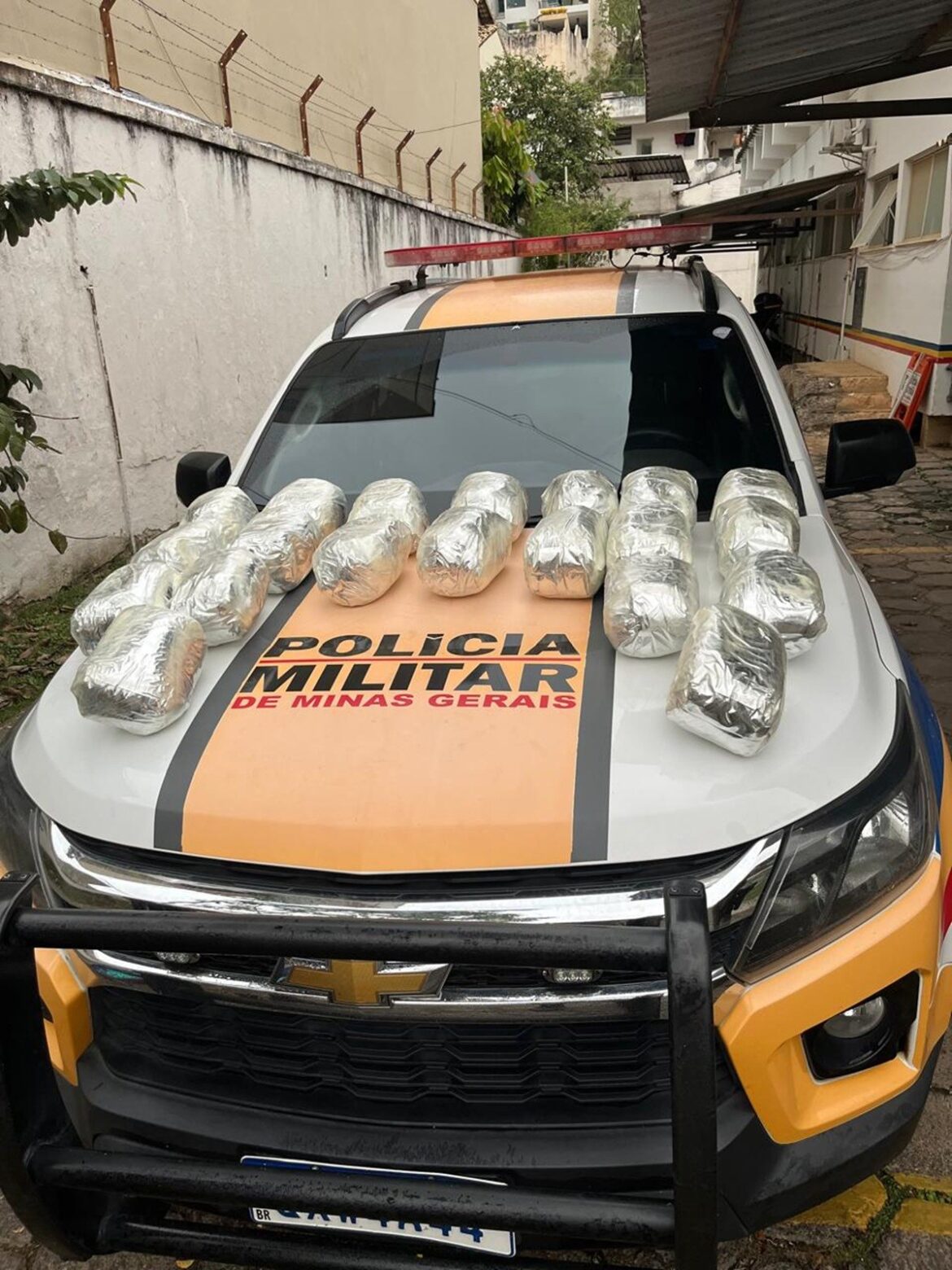 jovem-e-presa-com-20-barras-de-‘supermaconha’-em-taxi-na-br-267