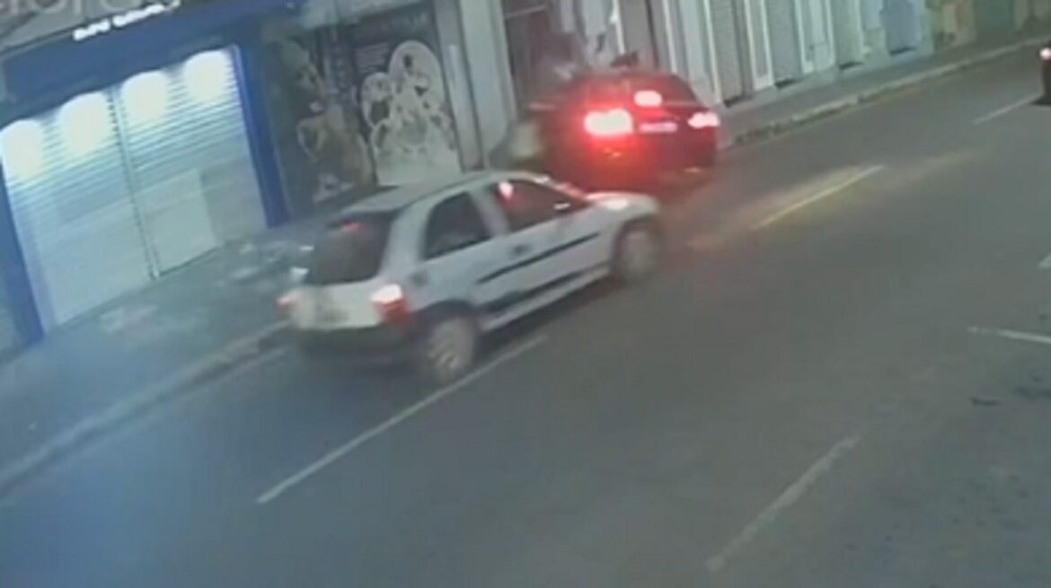 motorista-bebado-invade-calcada-e-atinge-pedestre-em-cheio,-que-fica-prensada-entre-carro-e-portao;-video