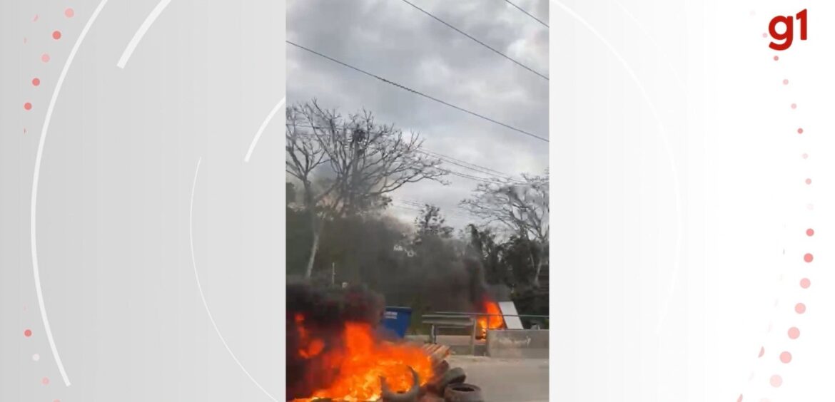 video:-ponte-entre-sao-jose-e-palhoca-e-bloqueada-apos-incendio-provocado-por-manifestantes