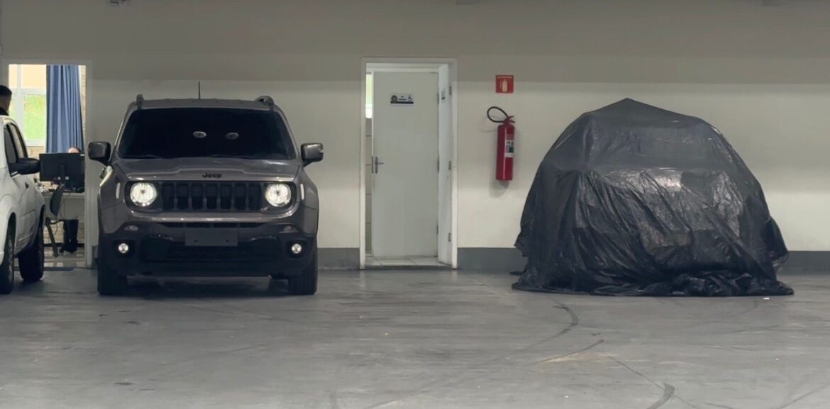 carro-usado-na-execucao-de-ex-delegado,-que-ajudou-a-identificar-suspeitos,-esta-ao-lado-do-veiculo-da-vitima