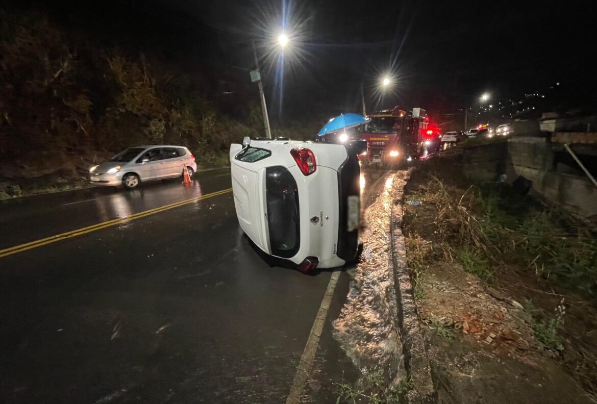 carro-desliza-em-mancha-de-oleo-e-tomba-na-serra-do-bandeirantes,-em-juiz-de-fora