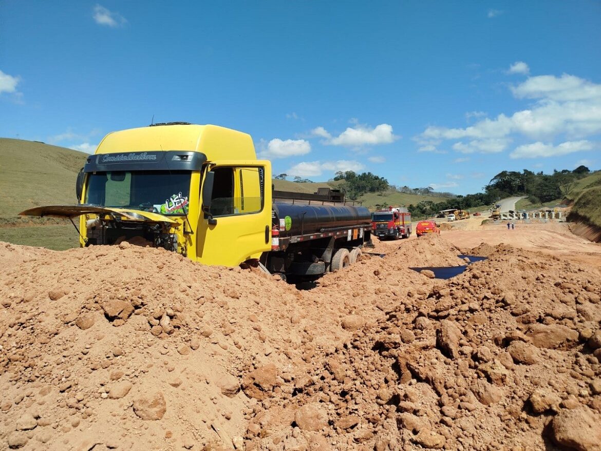 caminhao-tanque-perde-os-freios-e-derrama-13-mil-litros-de-produto-quimico-na-br-356