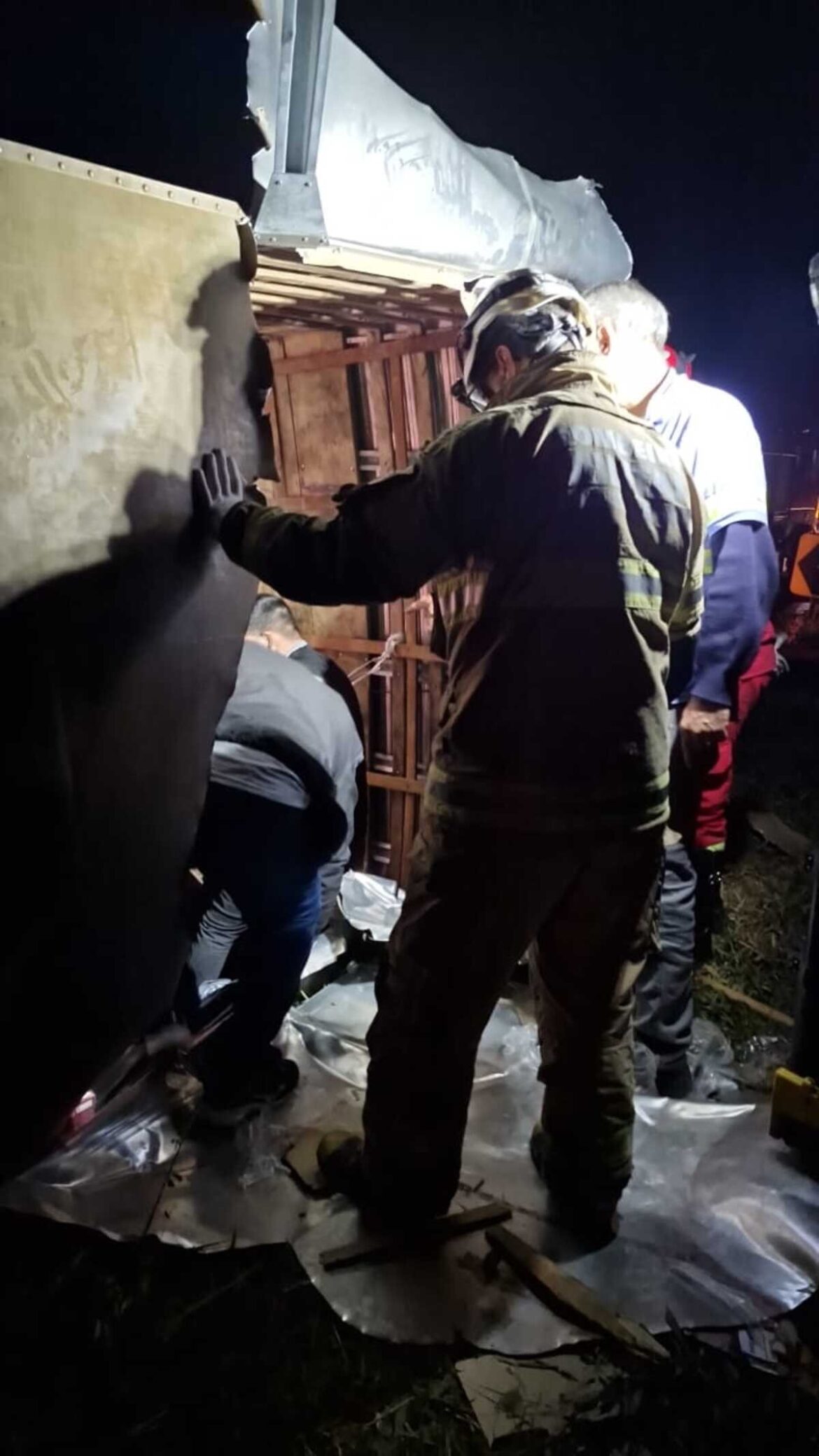 carreta-carregada-com-eletrodomesticos-tomba-e-motorista-morre-na-br-040