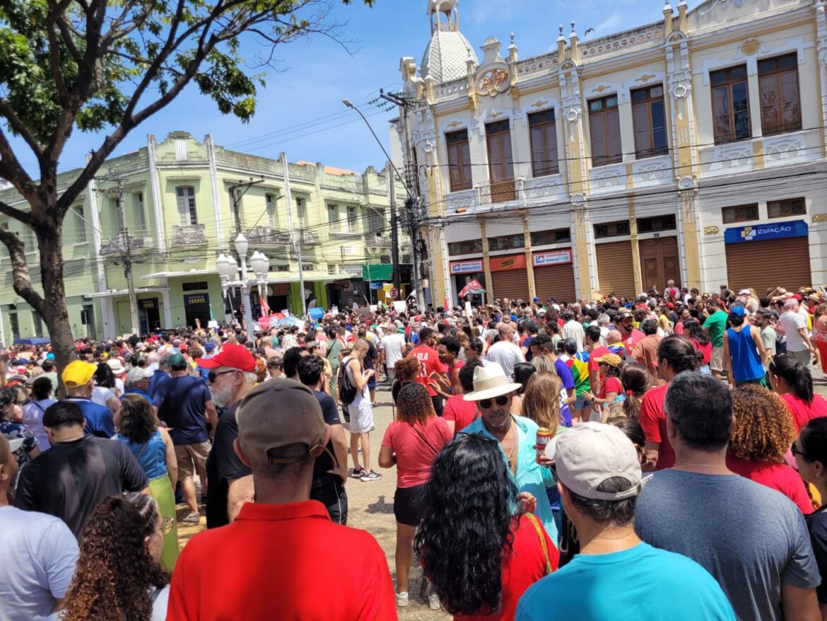 manifestantes-fazem-ato-contra-pec-da-blindagem-e-anistia-em-juiz-de-fora
