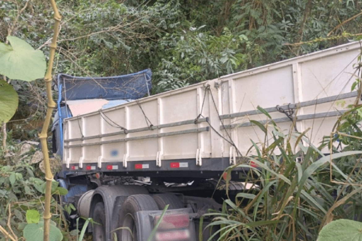 carreta-carregada-com-29-toneladas-de-fertilizante-tomba-na-br-116
