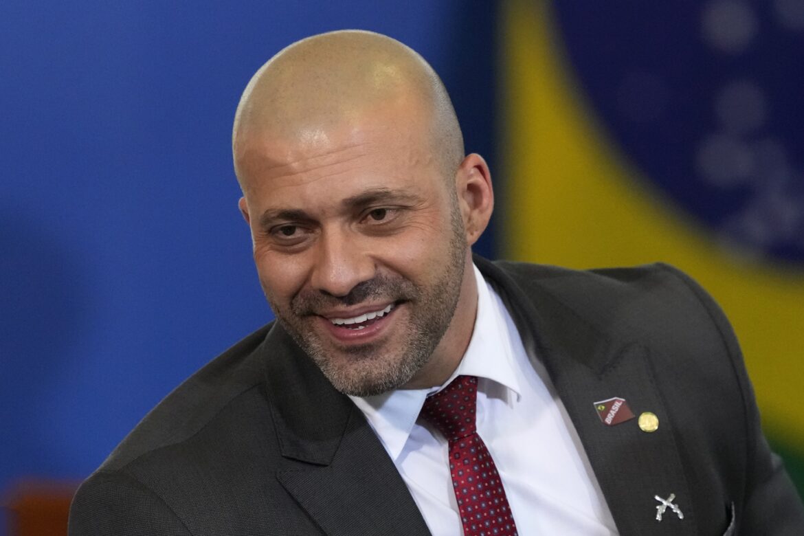 preso-em-mage,-daniel-silveira-passa-a-maior-parte-do-dia-fora-a-cadeia,-em-petropolis,-onde-mora