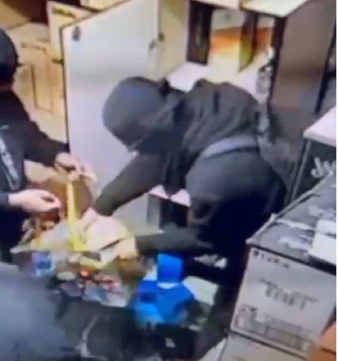 video-flagra-momento-em-que-criminosos-escondem-bebidas-em-sacolas-durante-roubo-a-supermercado-em-juiz-de-fora