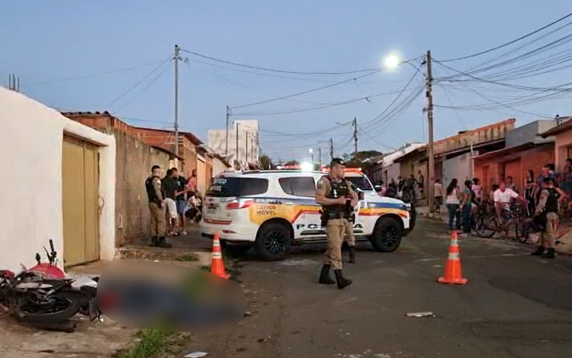 video:-policia-usa-balas-de-borracha-e-bombas-de-efeito-moral-para-conter-tumulto-em-acidente-com-morte-em-passos,-mg