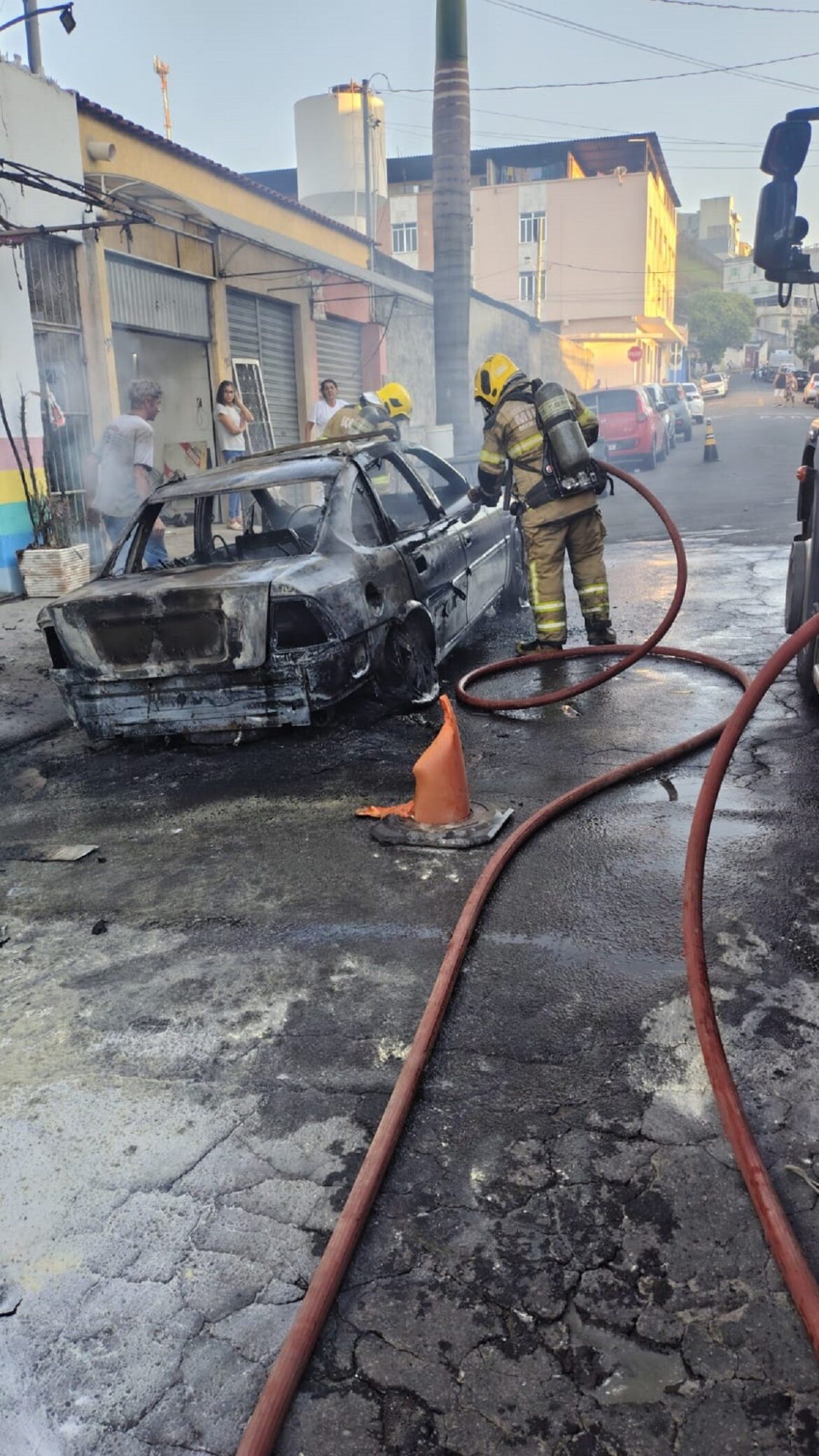 video:-carro-estacionado-pega-fogo-e-assusta-pedestres-na-zona-norte-de-juiz-de-fora