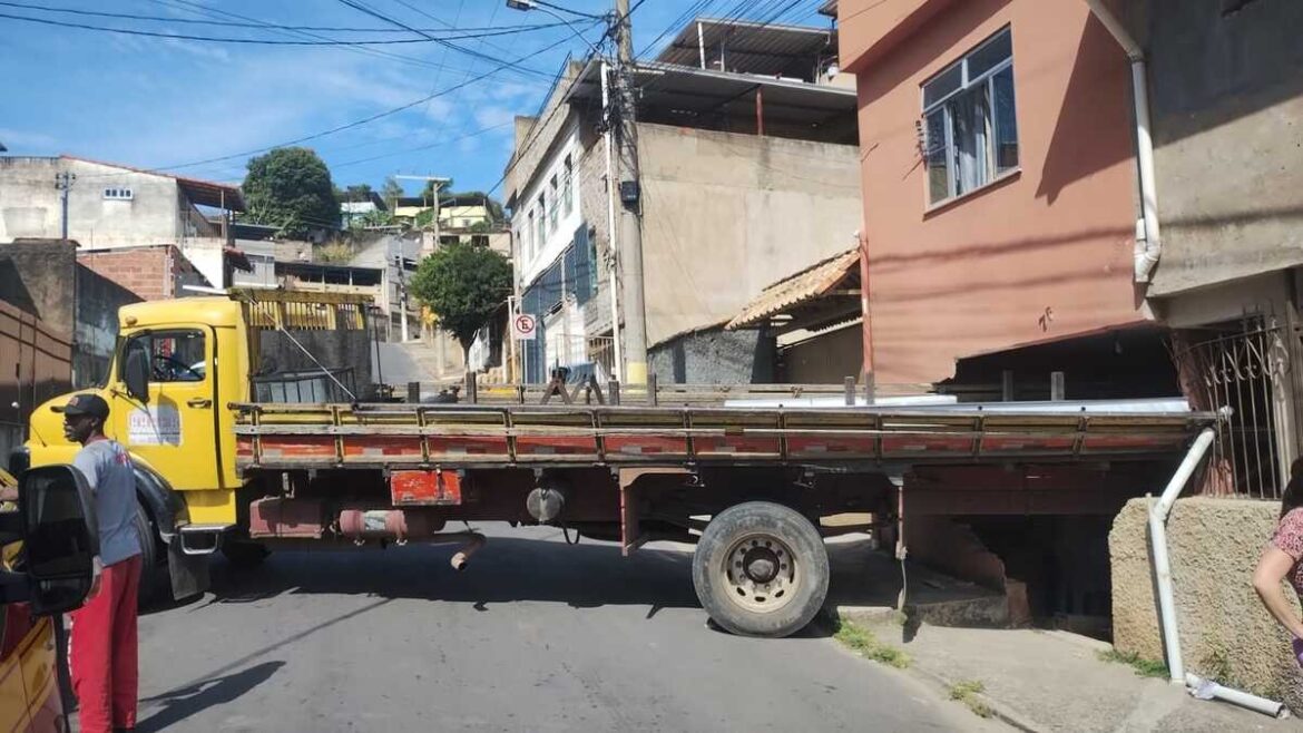 caminhao-desgovernado-atropela-motorista-e-atinge-casa-em-juiz-de-fora