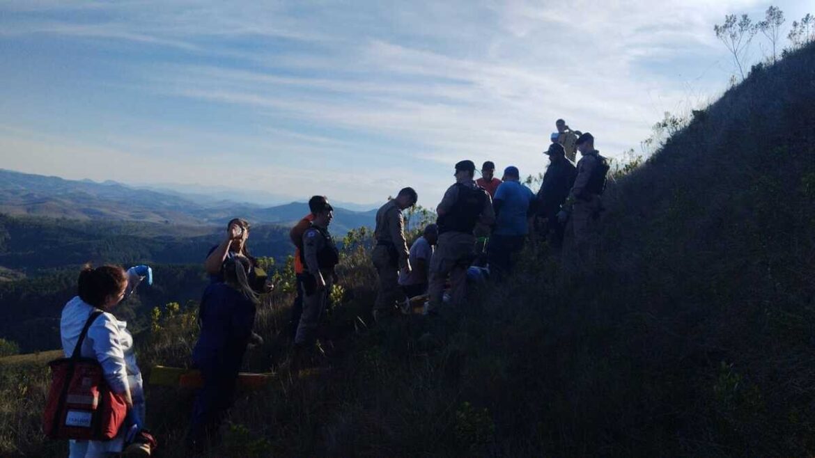 piloto-de-parapente-sofre-acidente-durante-voo-e-precisa-ser-resgatado-em-mg;-video