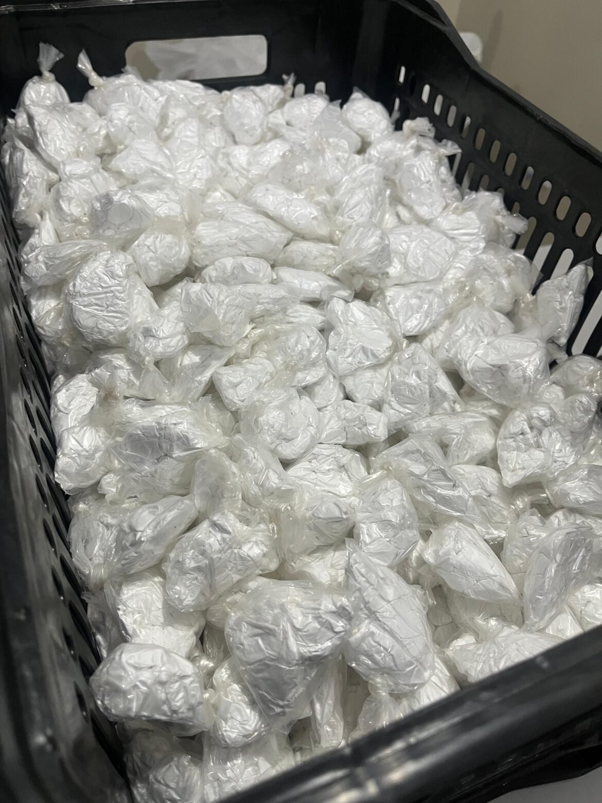 porao-de-casa-lotado-com-mais-de-18-mil-papelotes-de-cocaina-e-quase-350-barras-de-maconha-e-descoberto-pela-pm