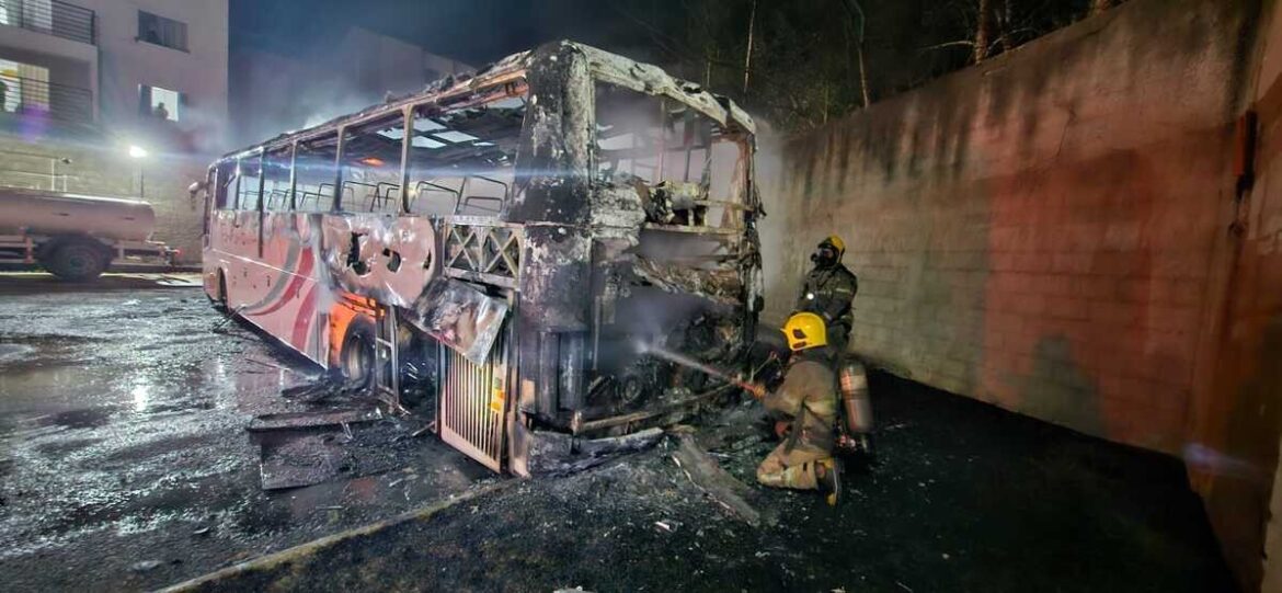 onibus-intermunicipal-fica-destruido-apos-pegar-fogo-em-garagem;-video