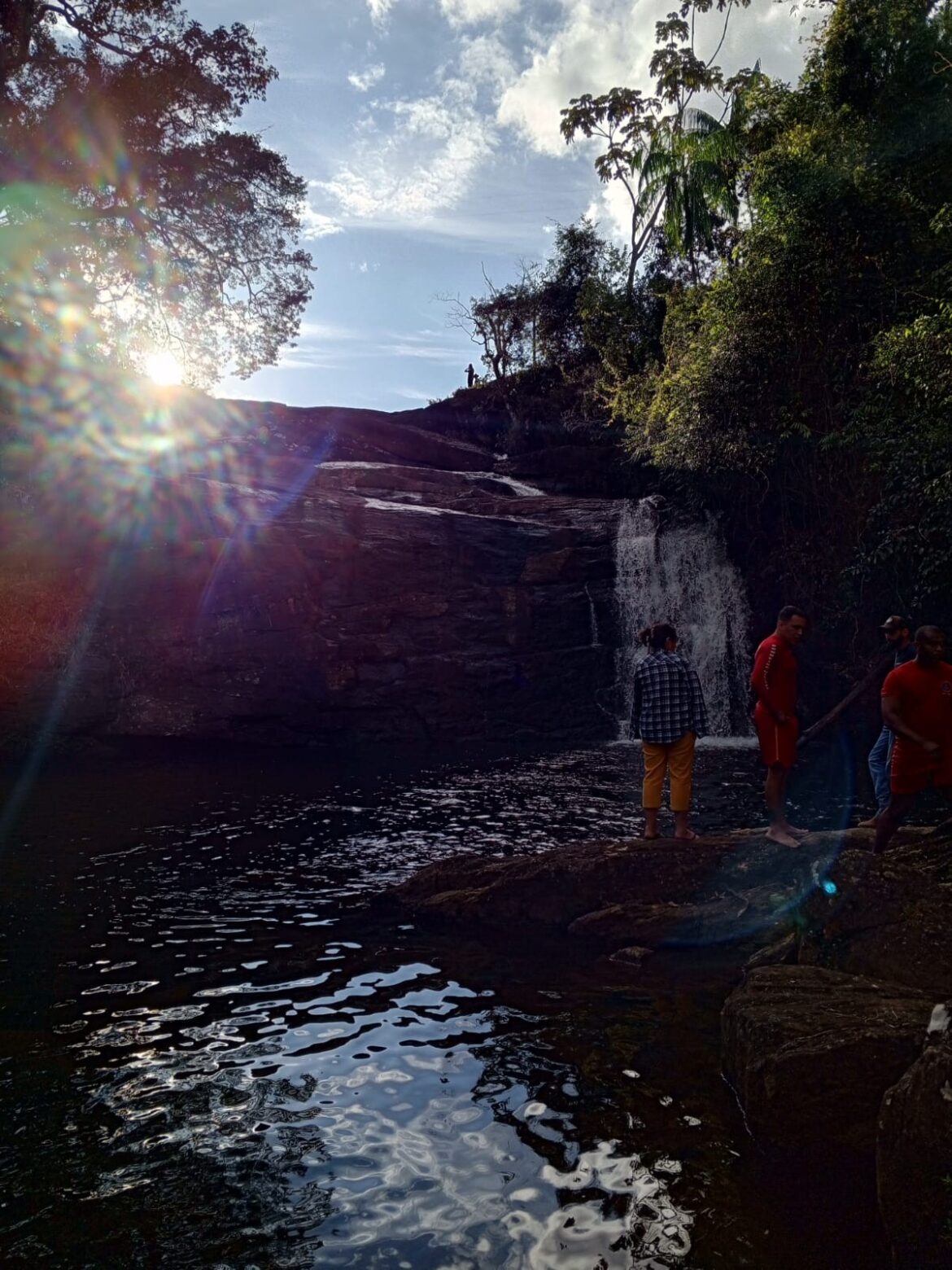 tio-morre-afogado-ao-pular-em-cachoeira-para-salvar-3-sobrinhos