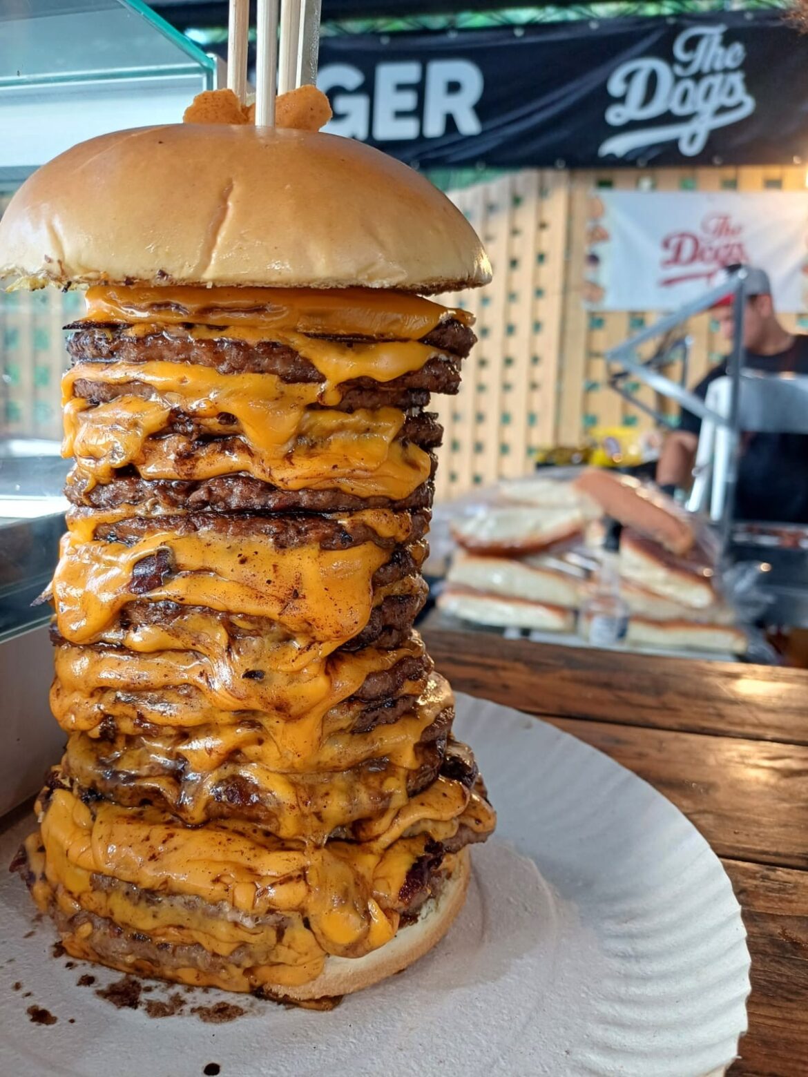 coxinha-de-3-kg,-churros-de-1-metro-e-cachorro-quente-com-ate-8-salsichas:-festival-de-comida-gigante-volta-a-juiz-de-fora
