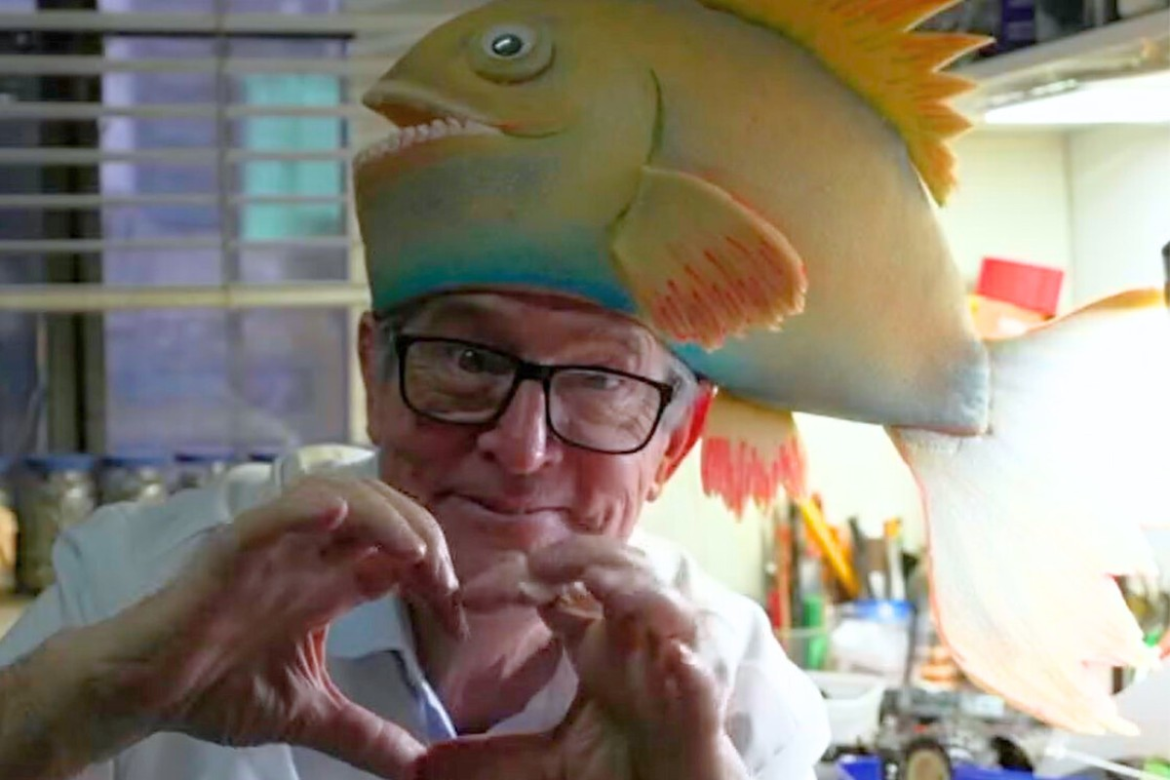 doutor-brinquedo:-o-homem-que-conserta-memorias-e-devolve-sorrisos-a-criancas,-adultos-e-idosos