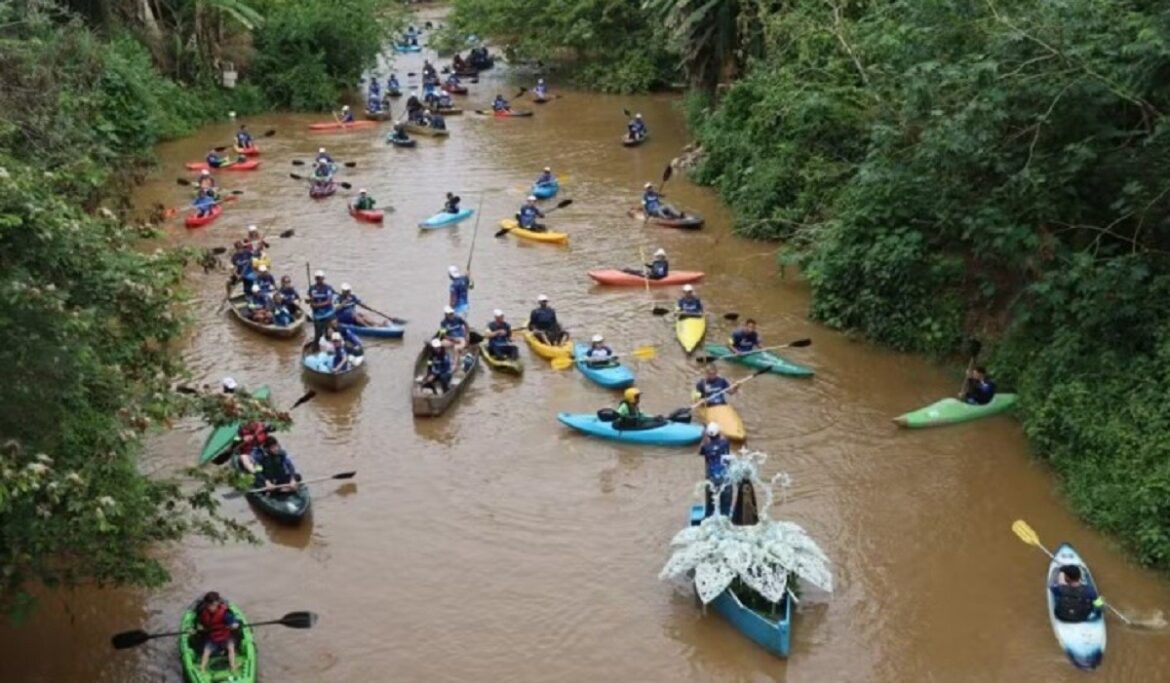 canoagem-homenageia-nossa-senhora-aparecida-e-mobiliza-fieis-em-mg;-video
