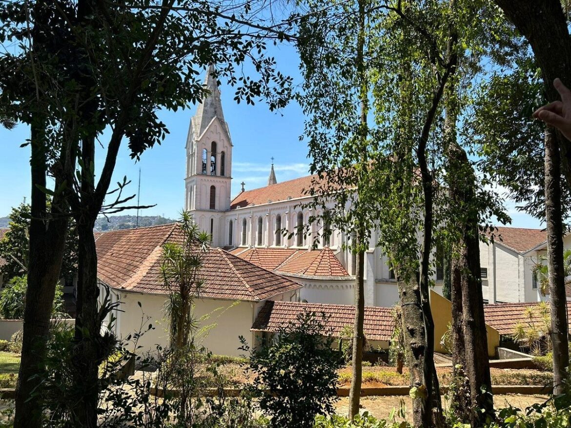 saiba-como-visitar-cervejaria-artesanal-que-funciona-ha-130-anos-no-porao-de-igreja-em-mg
