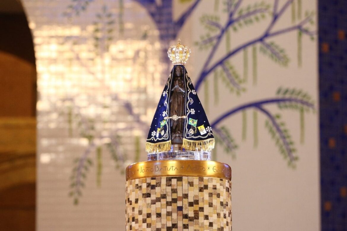 padre-pierre-fara-voo-de-helicoptero-com-replica-da-imagem-de-nossa-senhora-em-juiz-de-fora