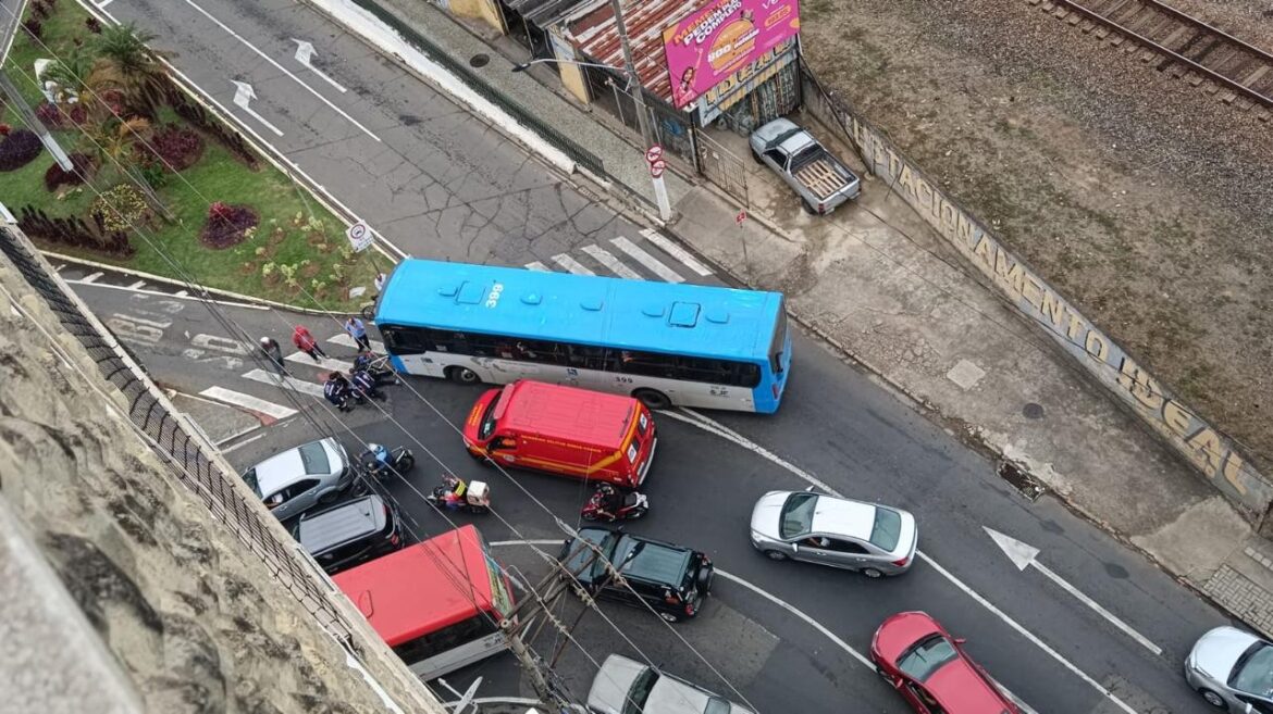 ciclista-fica-ferido-apos-ser-atingido-por-onibus-no-centro-de-juiz-de-fora