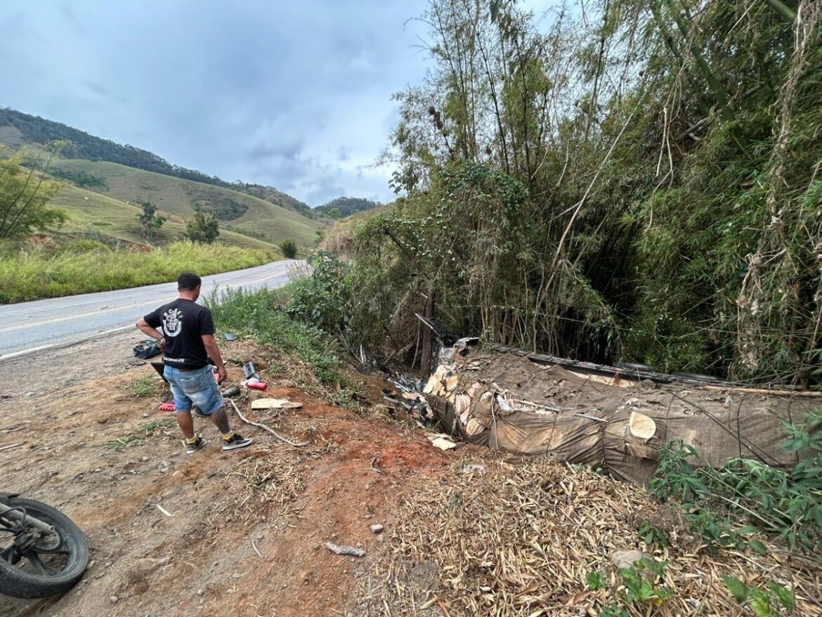 caminhao-tomba-em-curva,-desce-ribanceira-e-deixa-motorista-ferido-na-mg-353