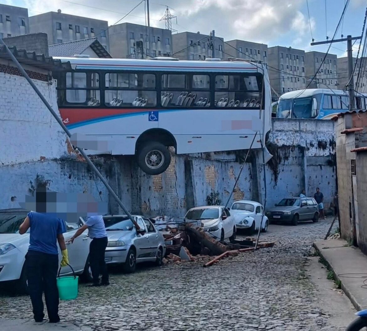 onibus-fica-dependurado-em-muro-apos-mecanico-passar-mal-durante-manobra-em-mg;-video