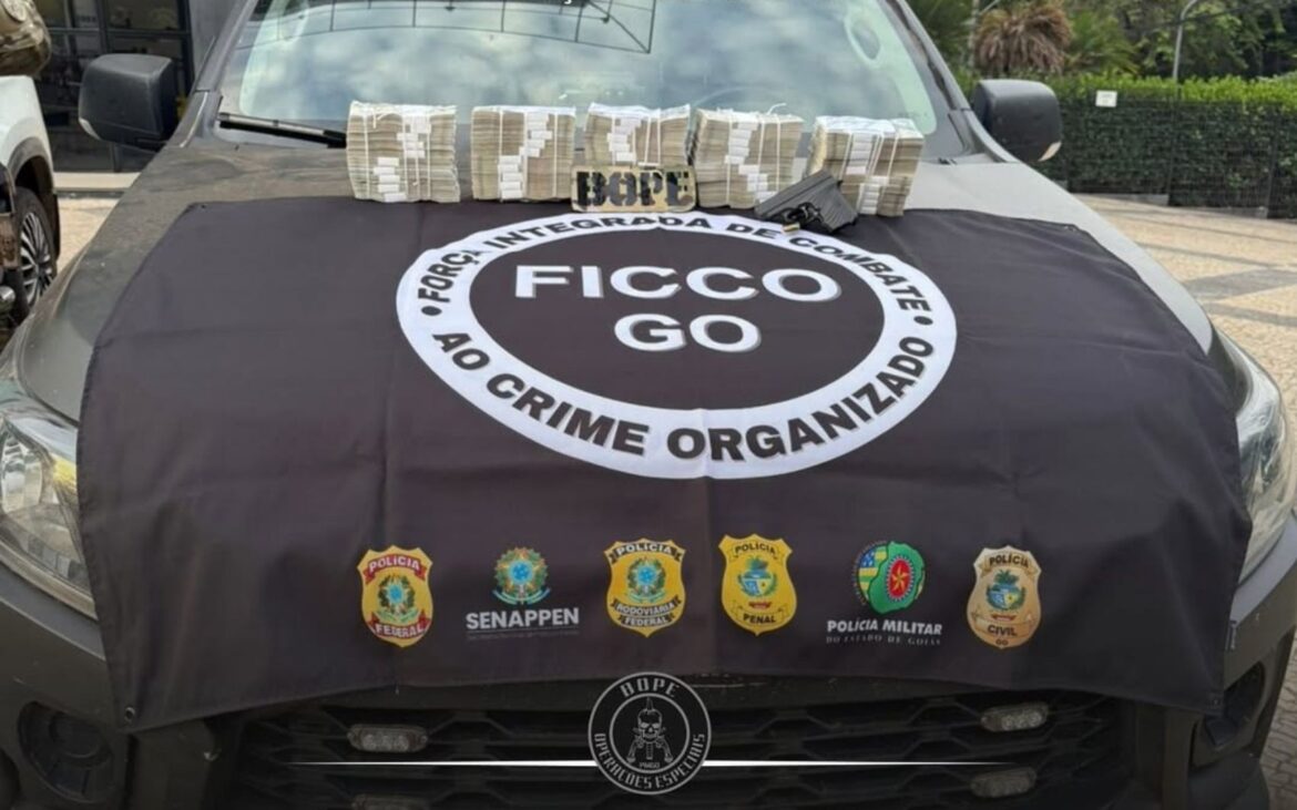 mochila-com-r$-1-milhao-encontrada-em-carro-tambem-tinha-arma-e-municoes,-diz-policia