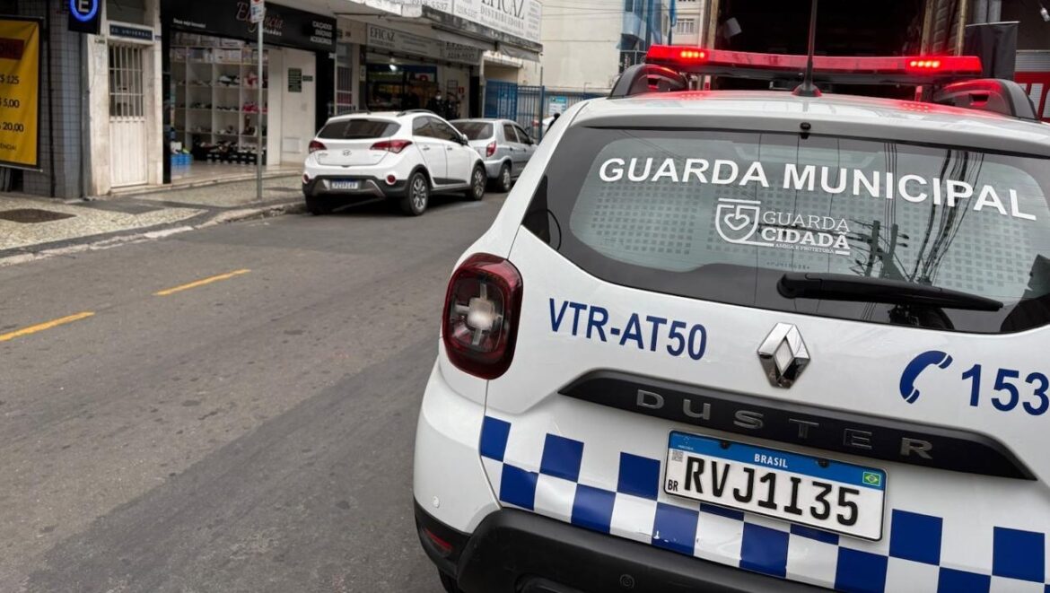 mais-de-5-mil-alimentos-e-bebidas-fora-da-validade-sao-apreendidos-em-distribuidora-no-centro-de-juiz-de-fora