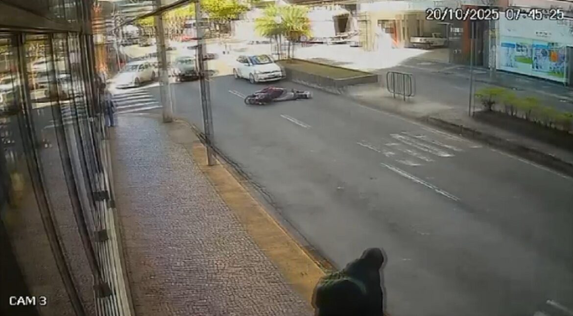 motociclista-e-socorrida-em-estado-grave-apos-acidente-na-itamar-franco,-em-juiz-de-fora;-video