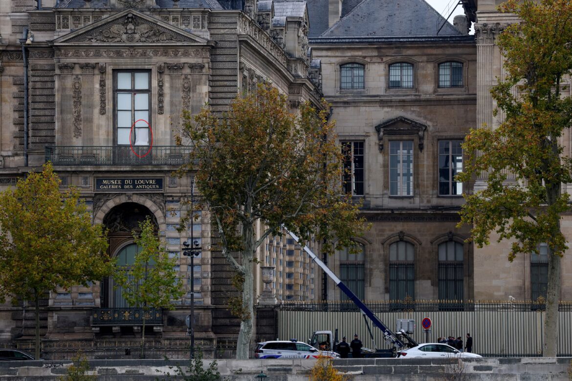 video:-novas-imagens-mostram-ladroes-deixando-o-museu-do-louvre,-em-paris,-apos-roubo video:-novas-imagens-mostram-ladroes-deixando-o-museu-do-louvre,-em-paris,-apos-roubo