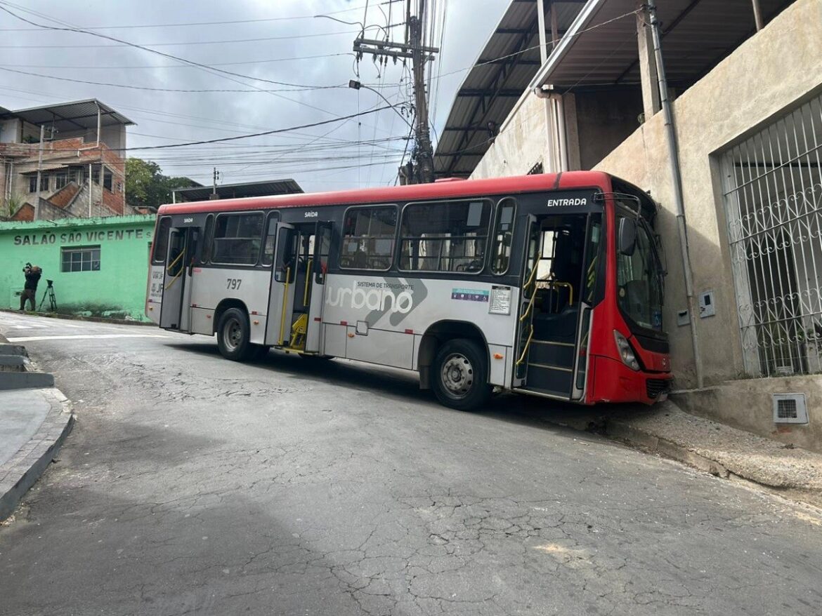 onibus-bate-em-muro-de-casa-e-deixa-passageiros-feridos-em-juiz-de-fora onibus-bate-em-muro-de-casa-e-deixa-passageiros-feridos-em-juiz-de-fora