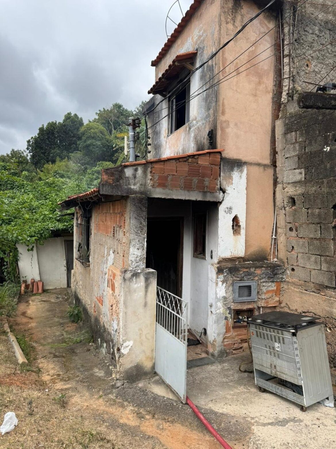 cigarro-esquecido-aceso-provoca-incendio-e-destroi-parte-de-casa-em-juiz-de-fora cigarro-esquecido-aceso-provoca-incendio-e-destroi-parte-de-casa-em-juiz-de-fora
