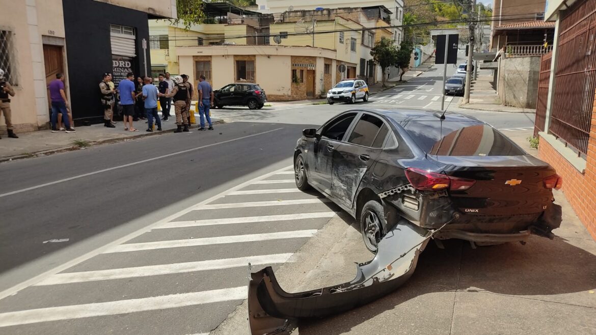 carro-conduzido-por-adolescente-se-envolve-em-acidente-no-bairro-santa-terezinha,-em-juiz-de-fora carro-conduzido-por-adolescente-se-envolve-em-acidente-no-bairro-santa-terezinha,-em-juiz-de-fora