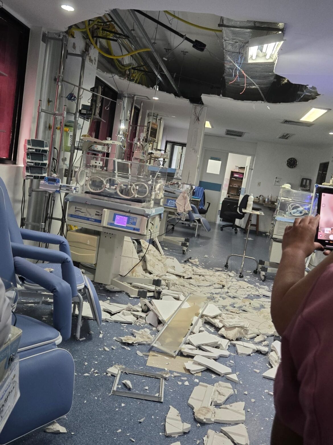 teto-de-gesso-cai-em-uti-neonatal-em-hospital-no-recife-e-atinge-incubadora-com-bebe;-video-mostra-estragos teto-de-gesso-cai-em-uti-neonatal-em-hospital-no-recife-e-atinge-incubadora-com-bebe;-video-mostra-estragos