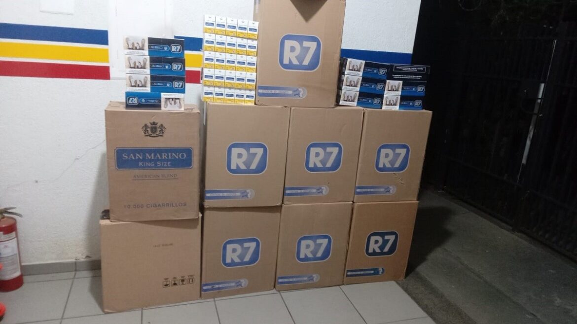 idoso-e-preso-com-quase-5-mil-macos-de-cigarros-contrabandeados-em-barroso idoso-e-preso-com-quase-5-mil-macos-de-cigarros-contrabandeados-em-barroso