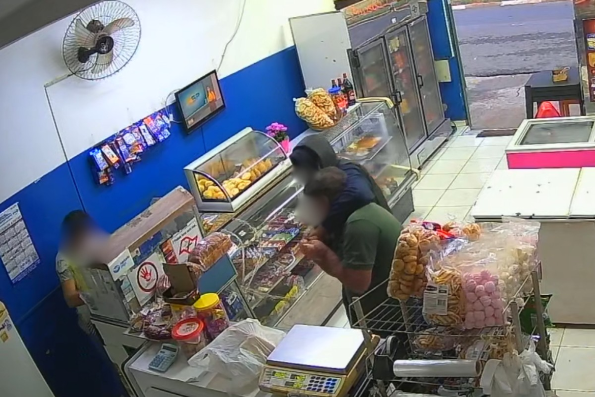 video:-suspeito-agarra-idoso-pelo-pescoco-durante-roubo-em-padaria-no-interior-de-sp video:-suspeito-agarra-idoso-pelo-pescoco-durante-roubo-em-padaria-no-interior-de-sp
