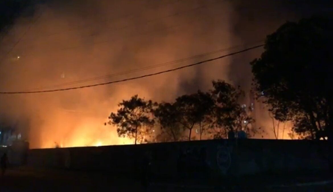 incendio-em-vegetacao-assusta-moradores-do-bairro-braga,-em-cabo-frio incendio-em-vegetacao-assusta-moradores-do-bairro-braga,-em-cabo-frio