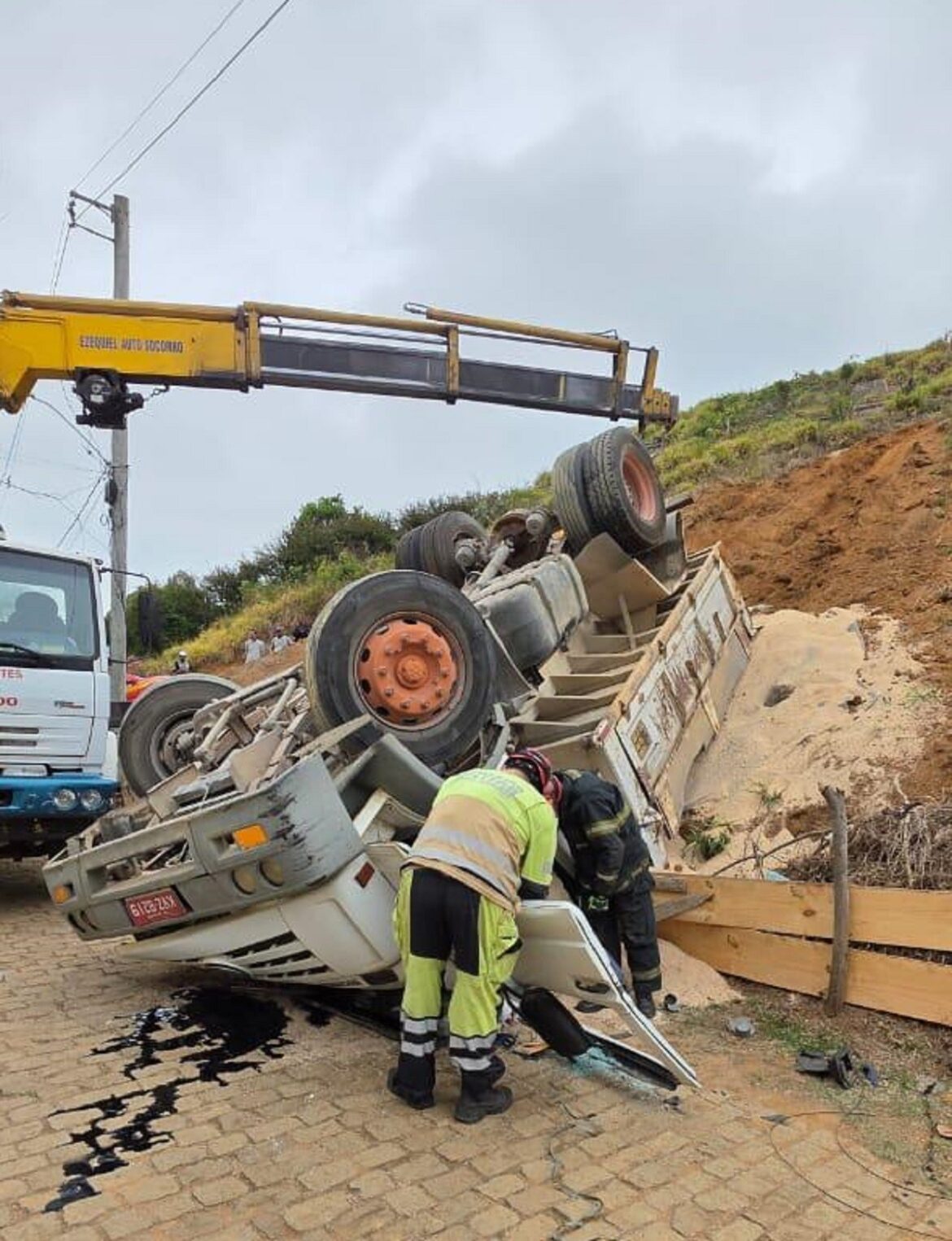motorista-morre-apos-caminhao-carregado-com-saibro-capotar-em-juiz-de-fora motorista-morre-apos-caminhao-carregado-com-saibro-capotar-em-juiz-de-fora