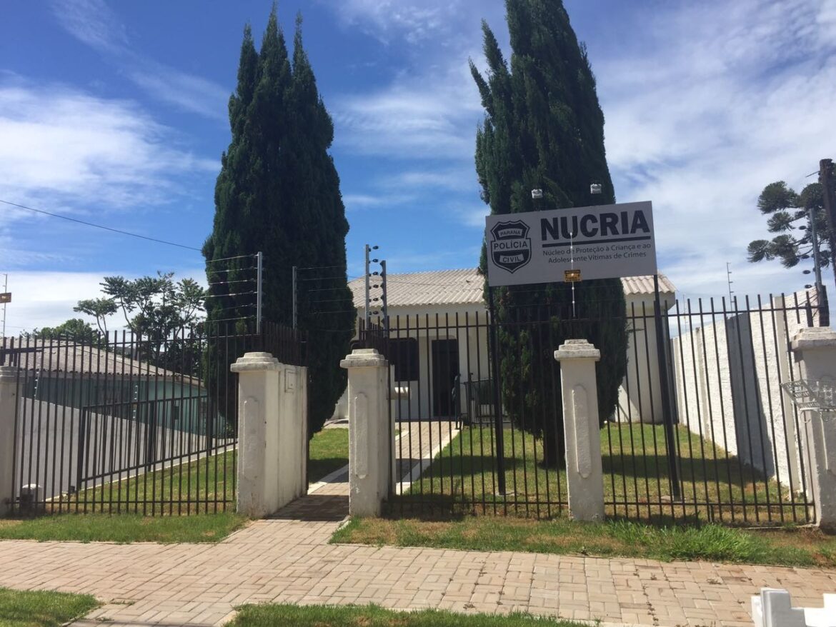 mae-denuncia-sumico-da-filha-e-acaba-presa-por-maus-tratos-apos-policia-encontrar-bilhetes-com-castigos-na-casa-delas,-no-pr