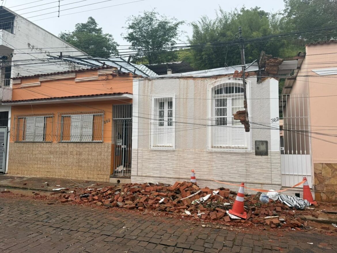 com-ventos-de-ate-80-km/h,-cidades-da-zona-da-mata-tem-temporal-com-quedas-de-arvore,-destelhamentos-e-pontos-de-alagamento