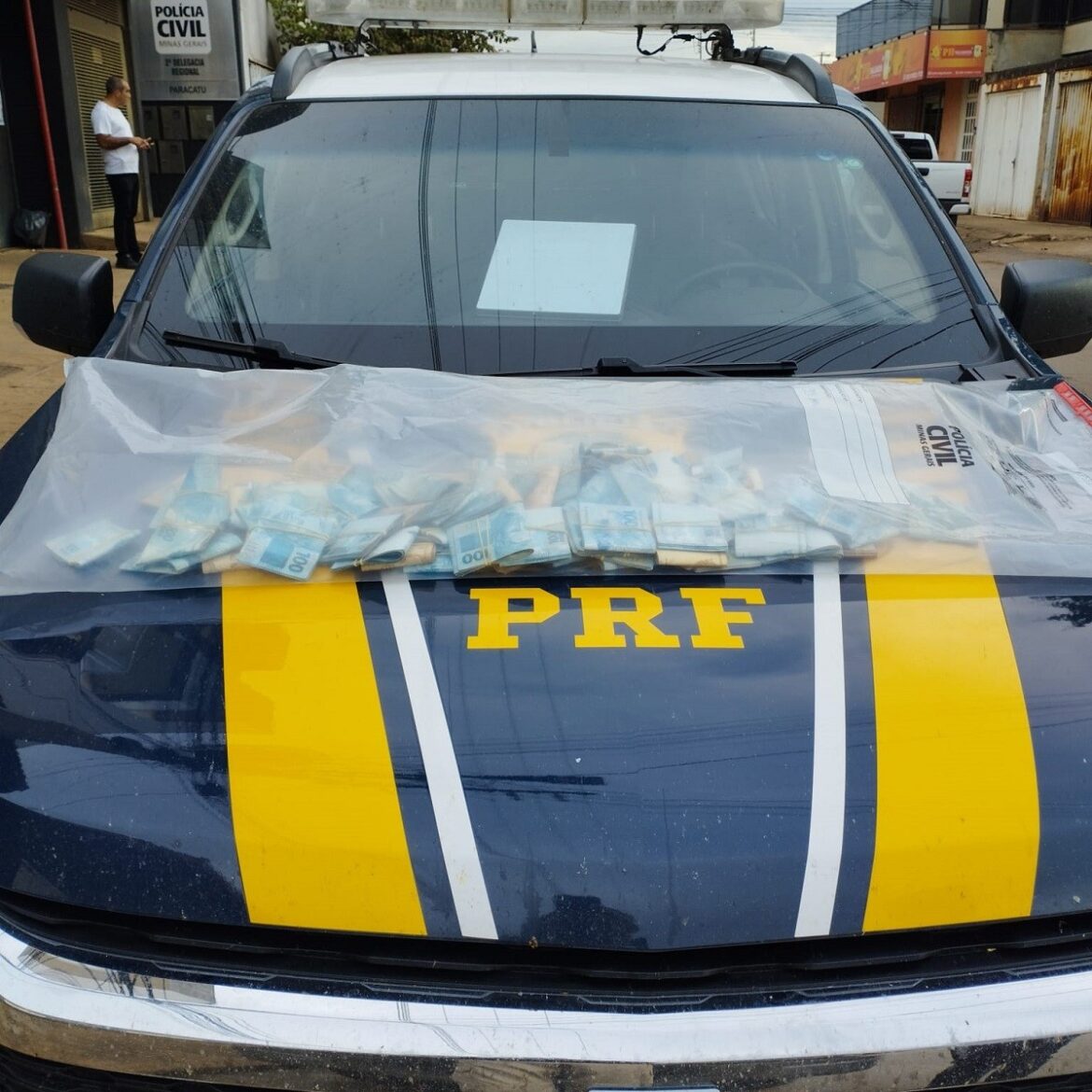 prefeito-de-vieiras,-mg,-e-flagrado-com-mais-de-r$-90-mil-em-mala-na-br-040