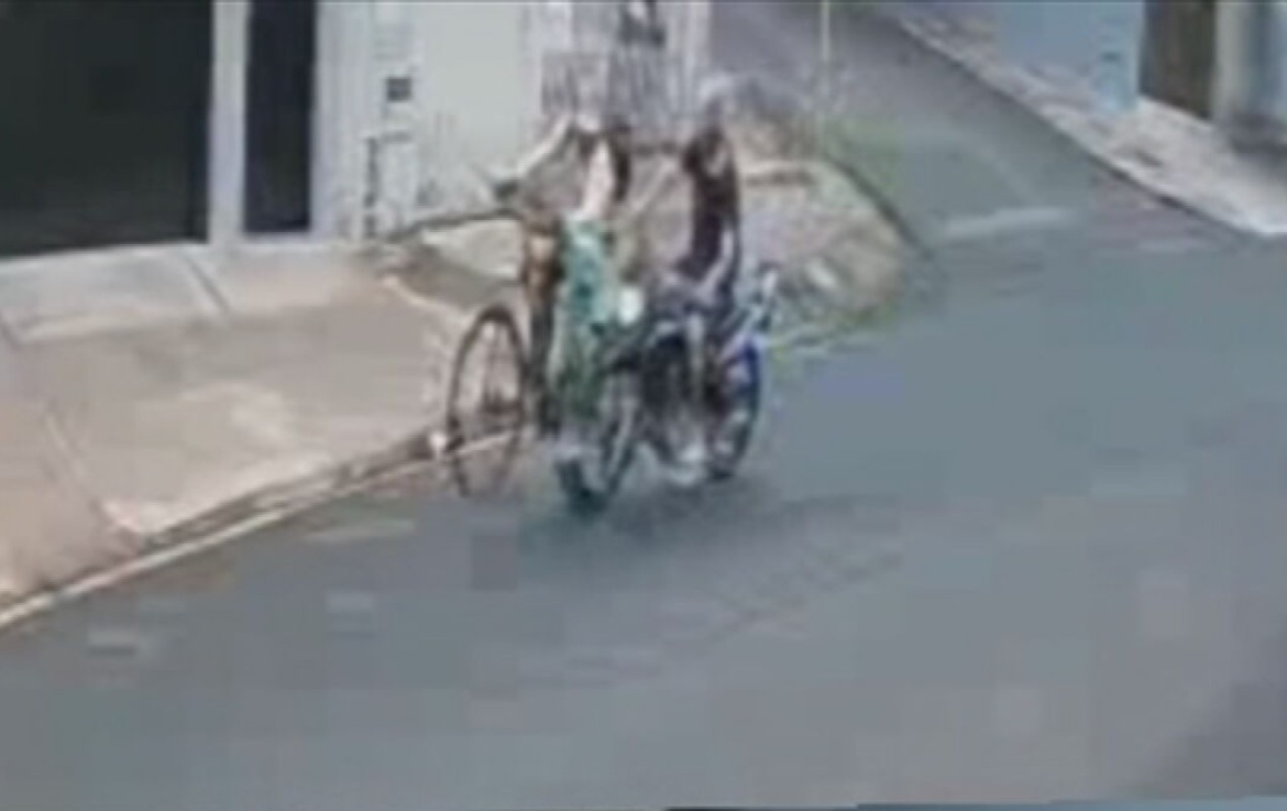 video:-motociclista-que-empinava-moto-perde-controle-do-veiculo-e-atropela-ciclista-em-jau