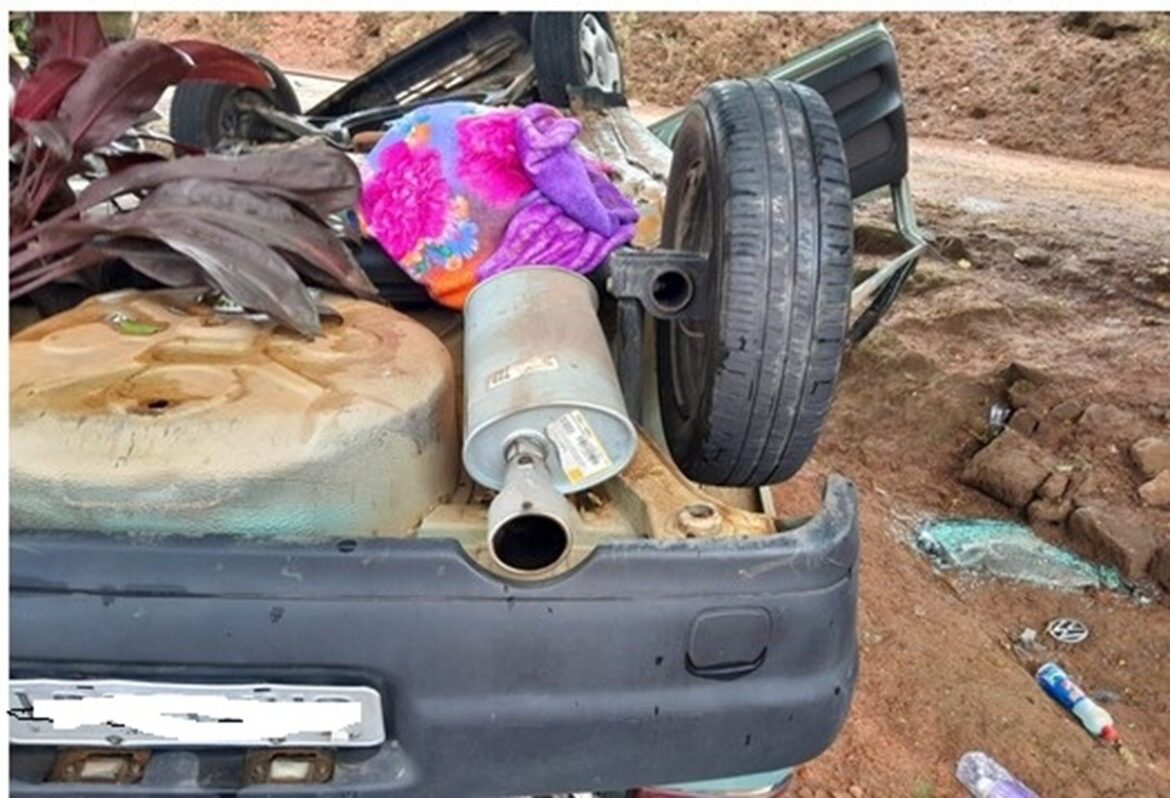 duas-pessoas-morrem-e-uma-fica-ferida-apos-carro-capotar-proximo-a-br-040,-em-barbacena