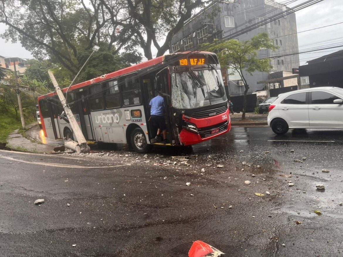 onibus-bate-em-poste-na-avenida-deusdedith-salgado,-em-juiz-de-fora-e-trafego-segue-em-meia-pista