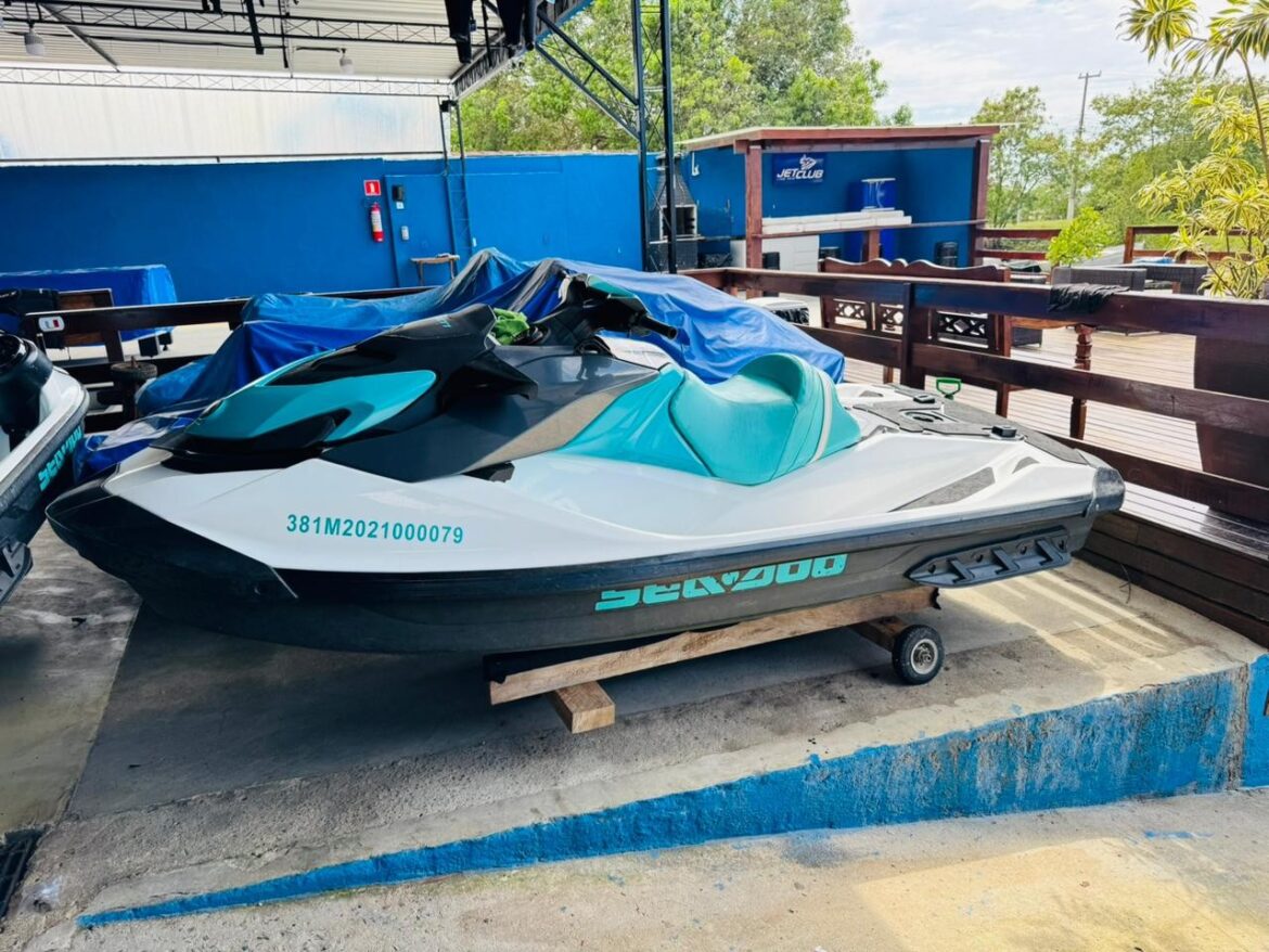 lancha,-jet-sky,-armas-e-r$-21-mil:-operacao-contra-o-comando-vermelho-apreende-bens-e-prende-8-suspeitos-em-juiz-de-fora-e-rj